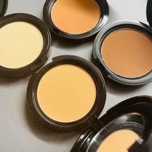 1 st Cosmobeauty puder välj färg Kompaktpuder i olika nyanser - Finns i ljus, mellan ljus, lätt brun, brun. Hög kvalité kompaktpuder i olika nyanser, perfekta för att sätta sminket och ge en jämn finish. Kommer i praktiska svarta förpackningar med spegel i locket. Gäller 1 st