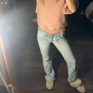 Ljusblå Low Rise jeans med bootcut - Snygga ljusblå jeans med bootcut-stil. De har en klassisk femficksdesign och en bekväm passform. 