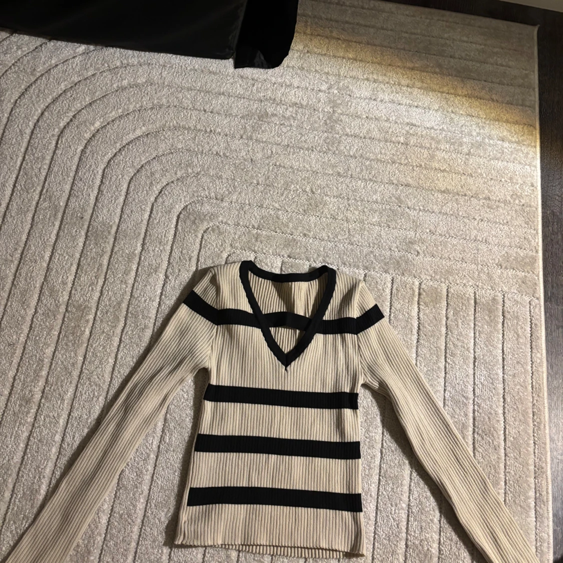 Beige ribbad tröja med svarta ränder från SHEIN  - 3