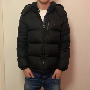 Svart dunjacka från Ralph Lauren - En riktigt fet och stilren ralph lauren jacka. Skick 8,5/10. Nypris: 5499kr. Mitt pris:1999kr