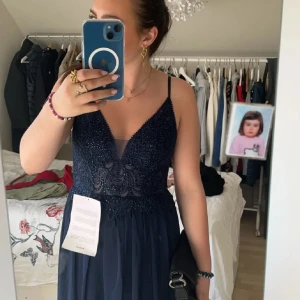 Mörkblå bal klänning  - Jätte fin balklänning andvänd 1 gång på 9ans bal. Den är i perfekt skick. Storleken är 40 men den är liten i storlek så den passar mig som har 36/38.