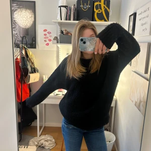Svart stickad tröja - En vanlig svart stickad tröja i storlek XS/S