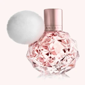 Parfym från Ariana Grande🩷 - Säljer en lyxig parfym från Ariana Grande med en unik, facetterad flaska i rosa glas och en söt vit pompom. Flaskan har en elegant roséguldfärgad kork. Perfekt för den som älskar en feminin och lekfull stil. Ungefär 40-45% kvar❤️