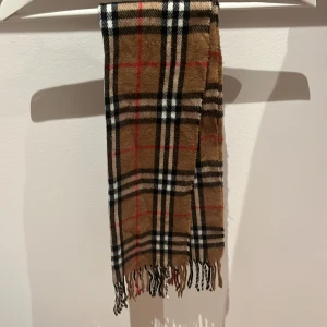 Burberry Halsduk - Säljer denna feta Halsduken ifrån Burberry. Perfekt inför Vintern 🙌 |Pris : 399 kr|