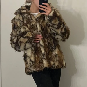 Pälsjacka från Pepe Jeans - Säljer min pälsjacka från Pepe Jeans i storlek XL (passar mig som är s) Jackan har ett mönster i olika bruna nyanser och är perfekt för att hålla sig varm och stilren. Den har långa ärmar och en mysig känsla💕 pris går att diskutera💕(INTE ÄKTA PÄLS!!)