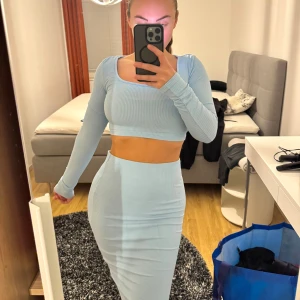 Ljusblå ribbad set 🩵 - Snygg ljusblå ribbad set med långärmad topp och tight passform. Perfekt för en stilren look.