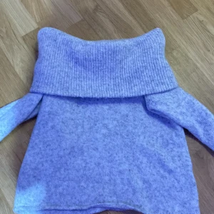 Grå offshoulder tröja från Gina Tricot - Säljer en mysig grå offshoulder tröja från Gina Tricot. Den är super bekväm och varm, den är i storlek L men passar även folk som har xs/s. Har endast haft den i någon vecka så den klassas som ny.