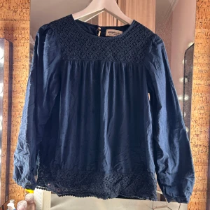 Blå blus  - Säljer en jättefin marinblå blus. Den är i storlek 164 men skulle säga att den sitter som en S. Det dom ser ut som fläckar på bilderna är bara vatten som jag sprejade på för att tyget skulle jämna ut sig lite😅skriv vid frågor 💞 
