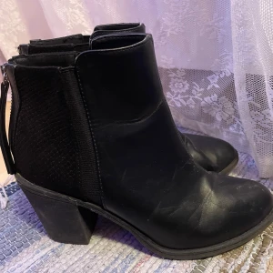 Svarta boots med dragkedja - Snygga svarta boots med klack och dragkedja bak. Perfekta för höst och vinter!