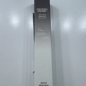 HaruHaru Wonder Black Rice Bakuchiol Eye Cream - Ögonkräm med svart ris och bakuchiol från HaruHaru Wonder. Innehåller cica och kollagen för att minska fina linjer och rynkor. Ett retinolalternativ som är skonsamt för huden. Tillverkad i Korea.