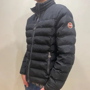 Colmar Jacka - Hej! Säljer nu min jacka från märket Colmar, storlek S, bra skick modellen är 184cm och väger 70kg . Tveka inte på att höra av dig om du har frågor eller funderingar kring jackan!