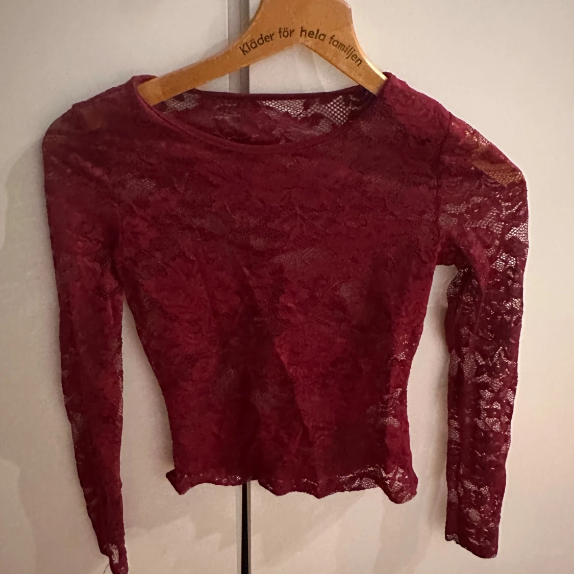 Vinröd spetsblus - 90
