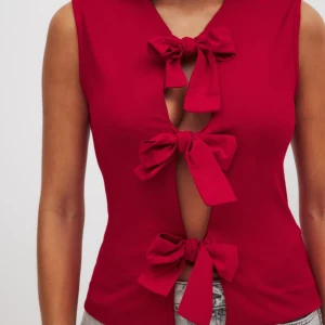 Röd  topp med rosetter - Snygg röd  topp med flera  rosetter framtill. Helt oanvänd❤️‍🩹.