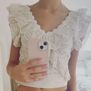 Beige zara volang topp - Säljer en precis lika dan tröja fast långärmad. Säljer då den inte kommer till användning längre. Skriv till mig för fler bilder (lånad bild) ❤️❤️