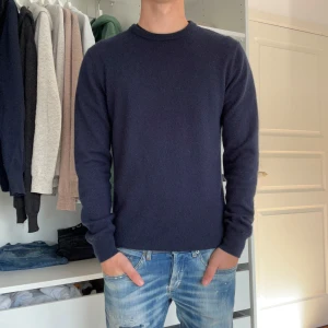 John henric 100 kashmir  - Tjena! Säljer nu denna riktigt schyssta 100% kashmir tröjan ifrån john henric. Den är i bra skick då jag tagit väl hand om den. Tveka inte på att höra av er vid fler frågor eller funderingar!🙌🏽