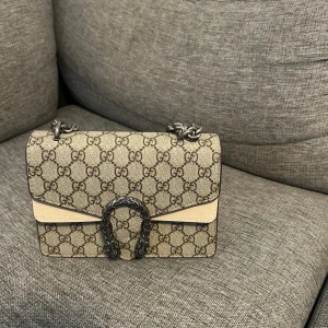 Axelväska  - Nytt skick. Aldrig använd.