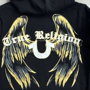 true religion mjukisset - världens bekvämaste set från true religion med coolt tryck där bak på tjocktröjan, (vingmotiv i guld) och mjukisbyxorna har en ficka på rumpan med hästskon broderat. tjocktröjan är i xs och byxorna m för lite oversized fit. jag är 176 för referens. nypris är 1700 för tjocktröjan och 1600 för mjukisbyxorna. aldrig använt !! 🖤 