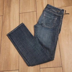 Lågmidjade bootcut - Midjemått: 40 Innerben: 80. Köpta vintage, väligt lågmidjade. Skriv för fler bilder!