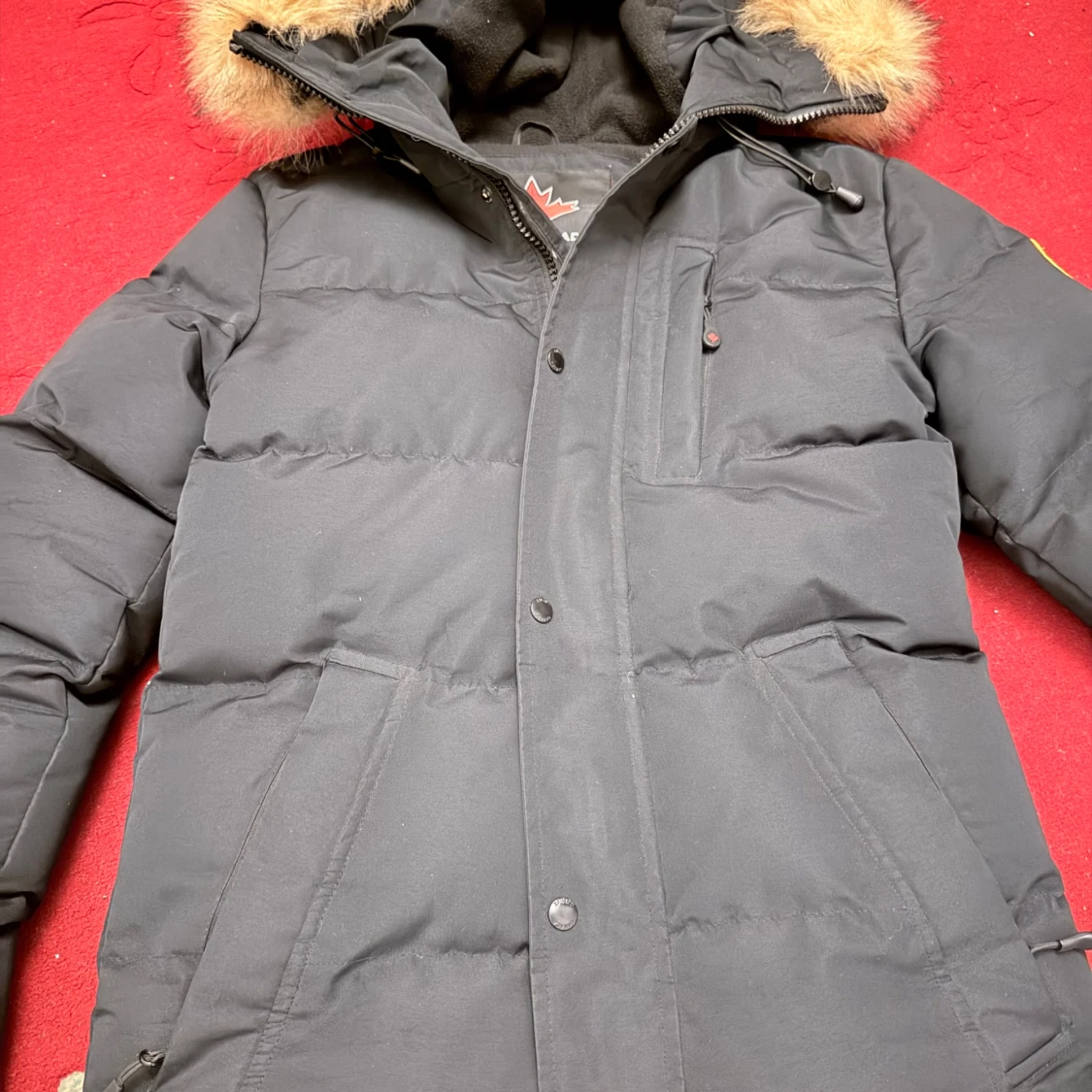 Svart dunjacka med pälsdetalj från Zavetti Canada - 90