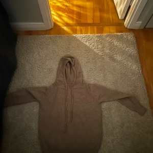 Kashmir hoddie  - Säljer nu denna fet kashmir hoddie för riktigt bra pris! Skicket på tröjan är 9,5/10 och är som helt ny!!! Hör av er om fundering. Pris kan också diskutera!!