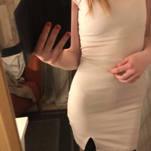 Beige tight klänning - Snygg beige klänning i tight passform med korta ärmar, kvadrat urrigning 