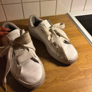Vita sneakers från Puma - Snygga vita sneakers från Puma med breda snören. Strl 40. Skick enligt bild. Säljer för 120 kr 💕