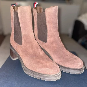 Tommy Hilfiger Boots - Säljer dessa fina Tommy Hilfiger Boots då de endast kommit till användning 1 gång. Inga skador eller defekter💕