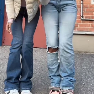 Blå jeans med hål i knä - Säljer ett par klassiska blå jeans med slitet knä från Gina tricot. De har en straight/flare passform och har medelhög midja vilket ger en bekväm och stilren look. Byxorna är uppsydda så skulle säga de passar bäst för såna som är mellan 160-165cm. Jeansen är i storlek 36 men skulle säga att de passar bättre på någon som är storlek 34 Byxorna är använda men har inga skador synliga skador, eventuellt att hålet på knät slitits upp något extra. Kontakta för mer bilder💓