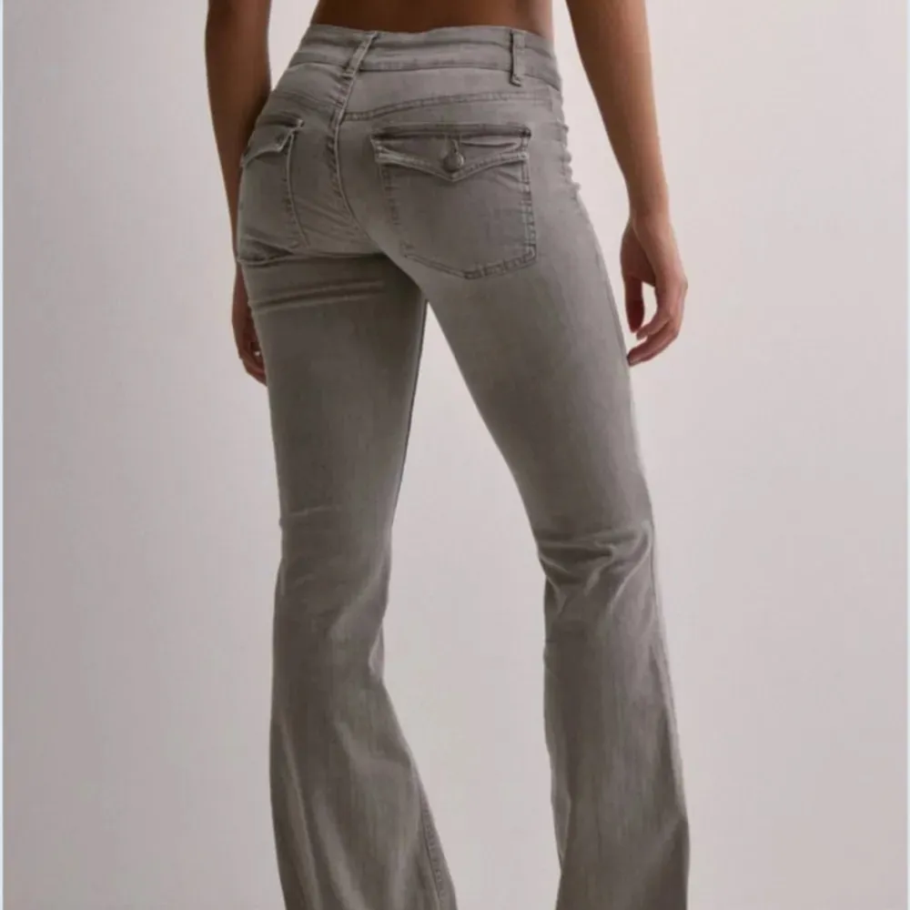 Snygga grå bootcut jeans med låg midja använda fåtal gånger. Farkut & Housut.