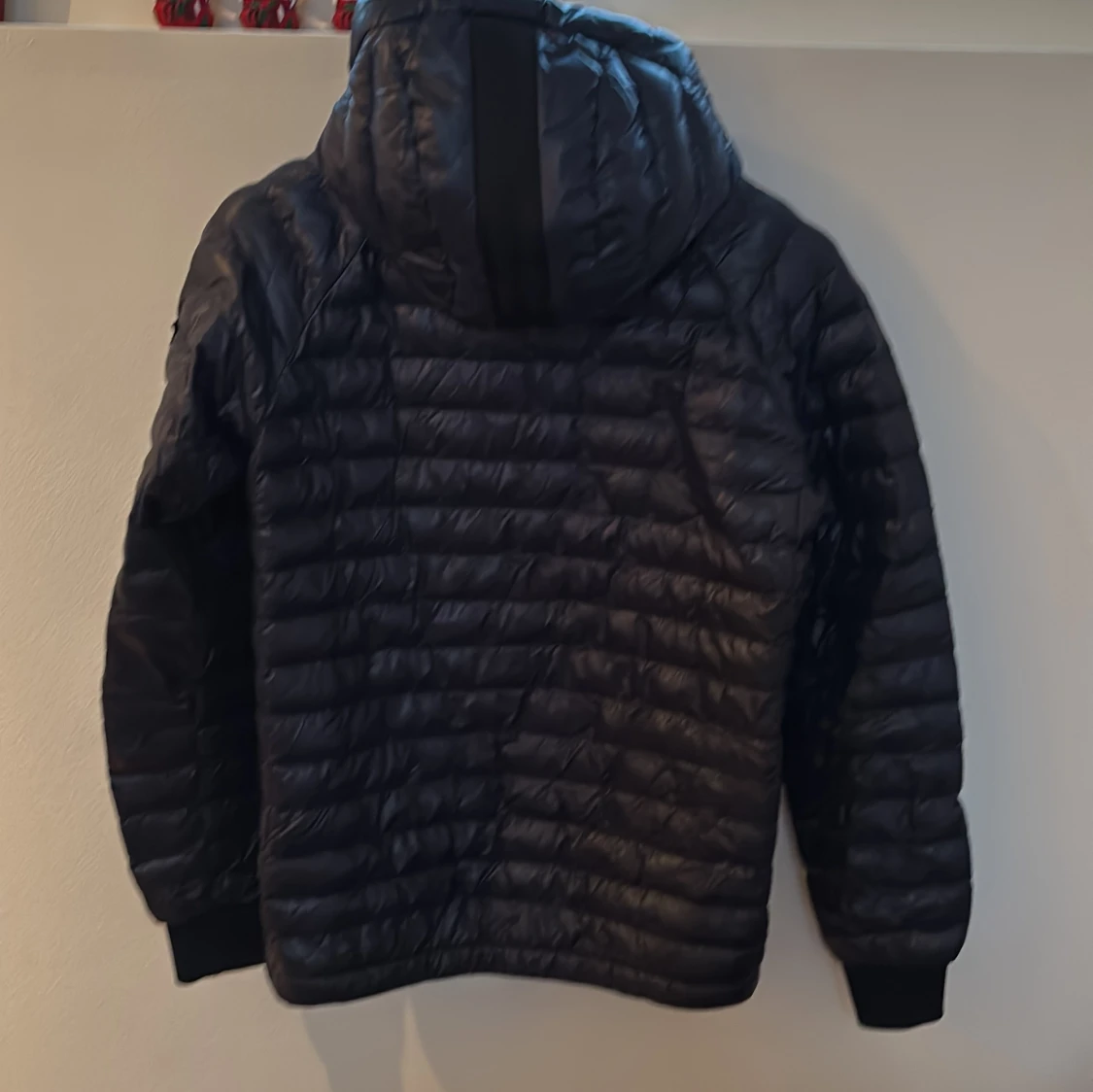 Svart dunjacka från Peak Performance - 90