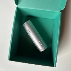 COMIS Nano mist-enhet - Säljer min Comis enhet eftersom jag råkat blivit med två. Inget fel på den, har bara dubbelt! Den kommer utan laddningssladd, men det är ett vanligt usb-c.  COMIS nano mist omvandlar högkvalitativa ingredienser i kapslar till en ultrafin mist för enk