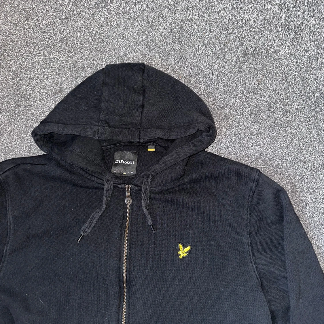 Svart hoodie från Lyle & Scott - 90