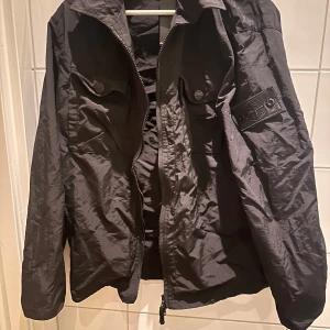 Skit fet stone Island overshirt  - Säljer en skit fet ny stoneisland overshirt. Säljes då den inte riktigt passar mig, Skriv innan du köper den!