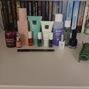 Smink och nagelvårdspaket - Ett paket med smink och nagelvårdsprodukter. Innehåller Luvia Dazzling Gold eyeliner, Depend Gel i rosa, Isadora nagellacksborttagning och flera produkter från Rituals. Kontakta mig vid intresse så kommer vi fram till ett bra pris💗