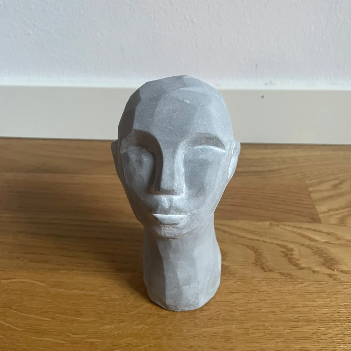 Dekorativ byst i grått