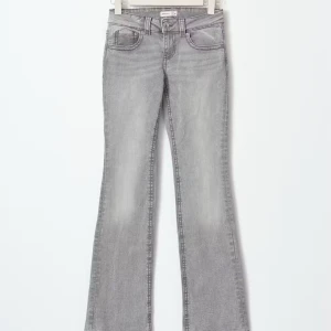 Lågmidjade bootcut jeans yk2 - Aldrig använda (det är de gråa, men modellen är som de svarta på bild 2)