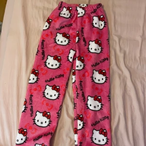 Rosa Hello Kitty mjukisbyxor - Säljer  rosa, fluffiga hello Kitty pyamas byxor som är oanvända. Dom är barnstorlek M så ganska små 