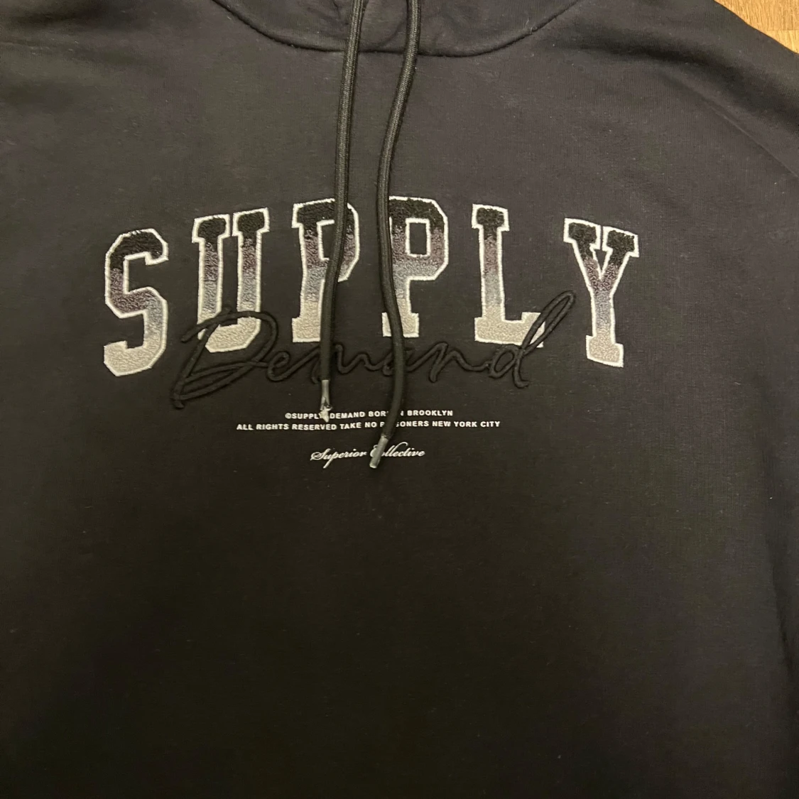 Svart hoodie och byxor från Supply & Demand - 92