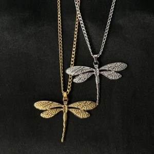 Halsband med trollslända i guld och silver - Två halsband med trollsländeberlocker, ett i guld och ett i silver.  Rostfritt stål ❤️ Säljes för 165kr/st