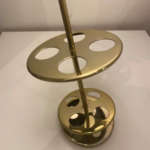 Guldfärgad tandbortshållare - Elegant guldfärgad tandborstshållare /smyckeshållare med två nivåer och plats för flera smycken. Perfekt för att organisera och visa upp dina favoritsmycken på ett stilfullt sätt.