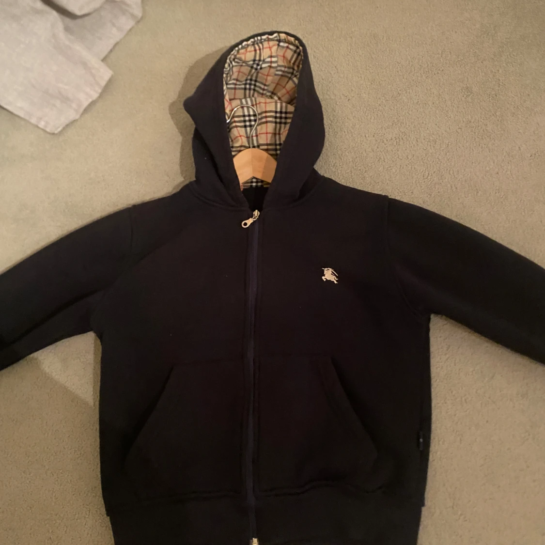 Svart huvtröja med dragkedja