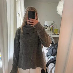 Grå stickad polotröja från Vila - Mysig grå stickad polotröja från Vila, men har hittat andra stickade så denna kommer tyvärr inte till användning 