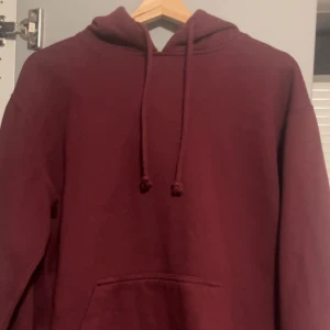 Vinröd hoodie från Pull&Bear - Säljer en snygg vinröd hoodie från Pull&Bear i storlek M men kan även sitta som L