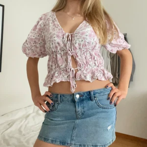 Blommig topp från Aware - Söt blommig topp från Aware med knytning framtill💕💕