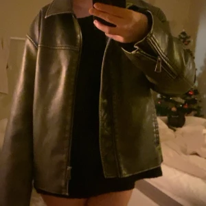 skitsnygg jacka från bikbok - populär o snygg jacka från bikbok, säljer för jag behöver lite pengar😊 inga defekter 