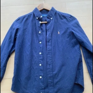 Ralph lauren skjorta  - Polo Ralph lauren skjorta storlek 152 barn använd 6-10 gånger inga hål eller fläckar pris kan såklart diskuteras vid snabb affär 