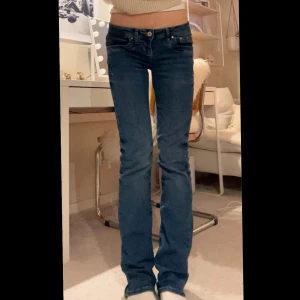 lågmidjade ltb jeans modell valerie storlek 24/32 - supersnygga blå lågmidjade jeans från ltb i nyskick! 💘 säljer även likadana i annan färg. midjemått: ca 36cm innerbenslängd: 80cm 