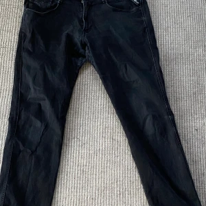 Svarta jeans från Replay - Snygga svarta jeans från Replay, modell Anbass. De har en klassisk femficksdesign och är perfekta för en stilren look. Passar bra till både vardag och mer uppklädda tillfällen.