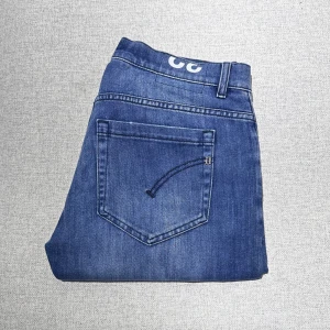 Dondup george jeans  - Dondup George jeans i nyaste modellen! Mycket bra skick, inga tecken på användning! Midjemått tvärsöver: 40cm ytterbenslängd: 105cm