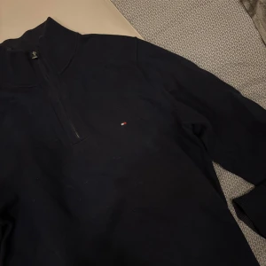 Zip tröja från Tommy Hilfiger  - Säljer denna marinblå quarterzip tröjan från Tommy Hilfiger. Använd men i väldigt fint skick. Storlek S😁